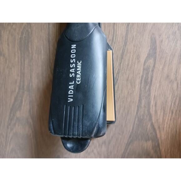 Vidal Sassoon Ceramic Flat Iron Hair Straightener - Picture 3 of 5